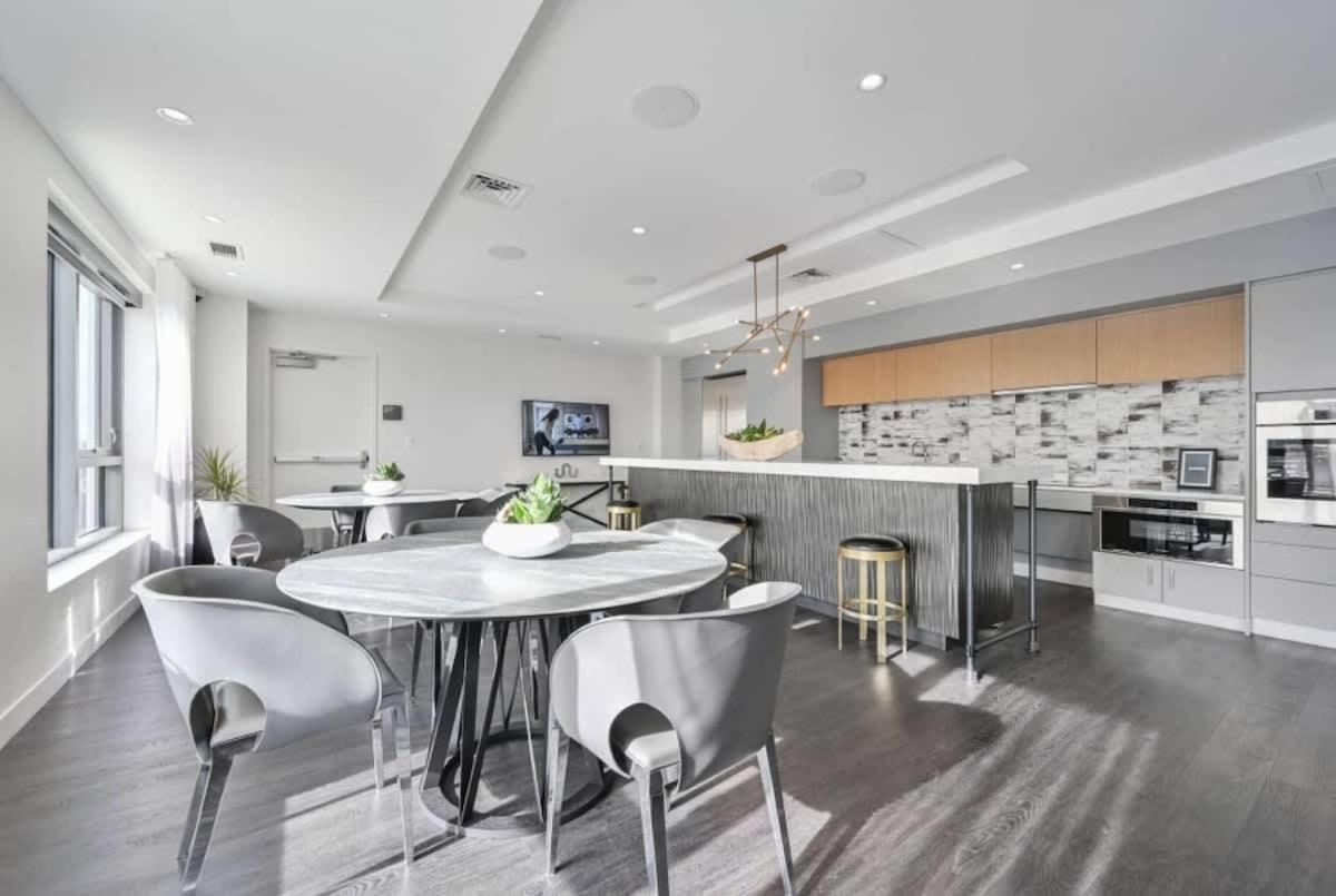 Square 3br With Downtown View Gym And Parking